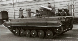 БМП-2 с противоатомным надбоем на параде в Москве 7 ноября 1987 г.