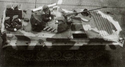 Камуфляжная окраска БМП-2 российской армии и «парадный» серебристый ПТУР «Конкурс» (боевые ПТУР - защитного цвета)