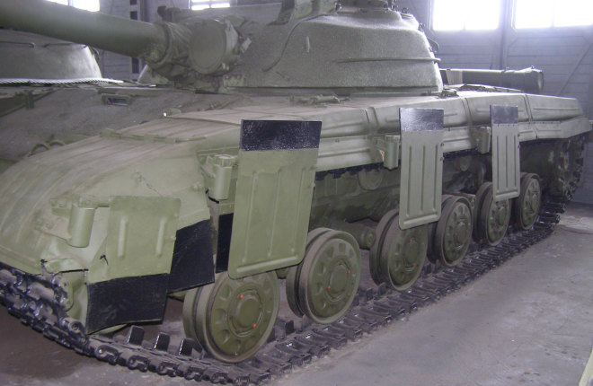 Т-64А выпуска августа 1969 г. с комплектом щитков 434.06.001сб. Щитки в походном положении. Фото В. Чобитка, Кубинка, февраль 2009 г.