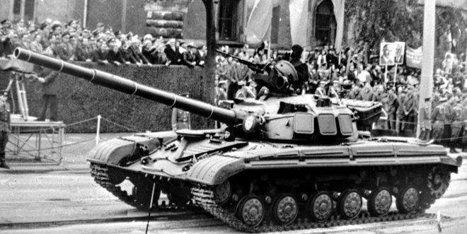 Т-64А обр. 1976 г. — бортовые щитки не установлены. На параде в ГДР