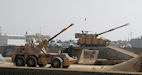 155-мм САУ, колёсная G6 «Rhino» («Носорог», ЮАР) и гусеничная M109А3 (США) армии ОАЭ. Фото В. Чобиток, IDEX 2013
