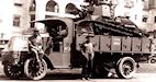 Перевозка танка M1917 на грузовике "Мак" АС. США, 1920-е годы.