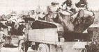 Переброска танка FT-17 к передовой в кузове грузового автомобиля. На снимке хорошо видно уложенное в “хвост ” дополнительное снаряжение и топливо. Франция, 1918 год.
