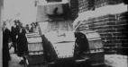  Танк M1917 в американском городе. Возможно, снимок сделан 28 июля 1932 года во время разгрома лагеря ветеранов Первой Мировой войны, организовавших  марш "Экспедиционные силы за пособием" на Вашингтон.