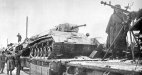 Погруженные на ж/д платформы, Т-70 под охраной зенитчиков отправляются на Сталинградский фронт