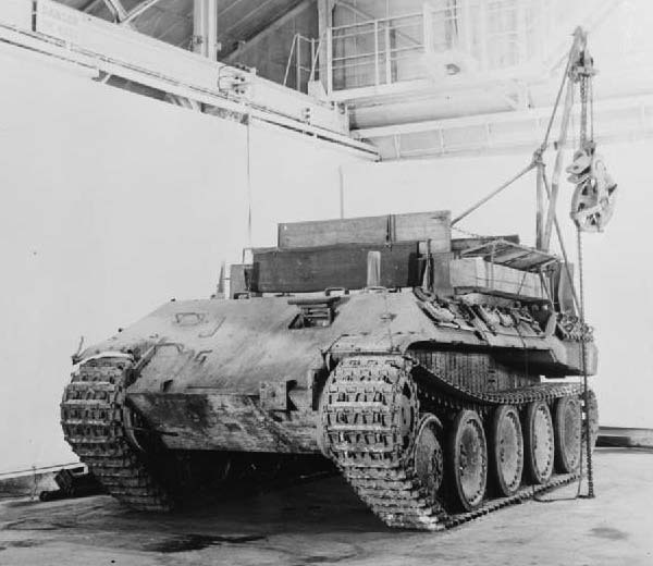 ]]      «Бергепантера», испытывавшаяся в Великобритании после войны    Bergepanzerwagen Panther Ausf.A     Классификация   бронированная ремонтно-эвакуационная машина         Экипаж, чел.   3[1]; 5[2][3]      История     Год(ы) производства   1943—1945     Год(ы) эксплуатации   1943—1950-е     Количество выпущенных, шт   от 297[4] до 347[2], по разным данным     Использовался         Размеры     Длина корпуса, мм   6930, без сошника     Длина с пушкой вперёд, мм   8860, по сошнику     Ширина корпуса, мм   3420     Высота, мм   2700, общая      Бронирование     Тип брони   стальная катаная       Лоб корпуса (верх), мм/град.   80 / 55°       Лоб корпуса (низ), мм/град.   60 / 55°       Борт корпуса (верх), мм/град.   40 / 40°     Борт корпуса (низ), мм/град.   40 / 0°     Корма корпуса, мм/град.   40 / 30°           Днище, мм   16—30     Крыша корпуса, мм   16, частично открытая      Лоб рубки, мм/град.   8 / 0°        Борт рубки, мм/град.   8 / 0°       Корма рубки, мм/град.   8 / 0°       Крыша рубки, мм/град.   небронированная        Вооружение     Калибр и марка пушки   20-мм Kw.K.38     Тип пушки   автоматическая               Прицелы   T.Z.F.3a     Пулемёт(ы)   2 × 7,92-мм M.G.34        Подвижность     Тип двигателя   V-образный12-цилиндровыйкарбюраторныйжидкостного охлаждения                       Тип подвески   индивидуальная торсионная с гидравлическими амортизаторами         Преодолеваемый подъём, град.   35        «Бергепантера» (нем. Bergepanther), полное обозначение «Бронированная ремонтно-эвакуационная машина „Пантера“» (нем. Bergepanzerwagen Panther) — немецкая бронированная ремонтно-эвакуационная машина (БРЭМ) периода Второй мировой войны. По германской ведомственной системе обозначений военной техники машина носила индекс Sd.Kfz.179. Была создана в марте—июне 1943 года на шасси тяжёлого танка Panzerkampfwagen V Panther («Пантера») и предназначалась для эвакуации бронемашин тяжёлого класса, таких как сама «Пантера» и «Тигр».   В ходе серийного производства, продолжавшегося с июня 1943 и до февраля или апреля 1945 года было выпущено, по разным данным, от 290 до 347 «Бергепантер», применявшихся германскими войсками на всех фронтах, где действовали тяжёлые бронемашины. После войны некоторое число БРЭМ этого типа использовалось армиями Чехословакии и Франции.   История создания и производства   Предпосылки к созданию    Sd.Kfz.9 буксируют «Тигр». СССР, июнь 1943 года  В начальный период Второй мировой войны немецким танковым войскам