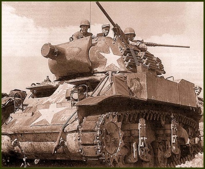 Самоходная 75-мм гаубица М8 (на базе легкого танка М5А1) на марше. Остров Сайпан, июнь 1944 года